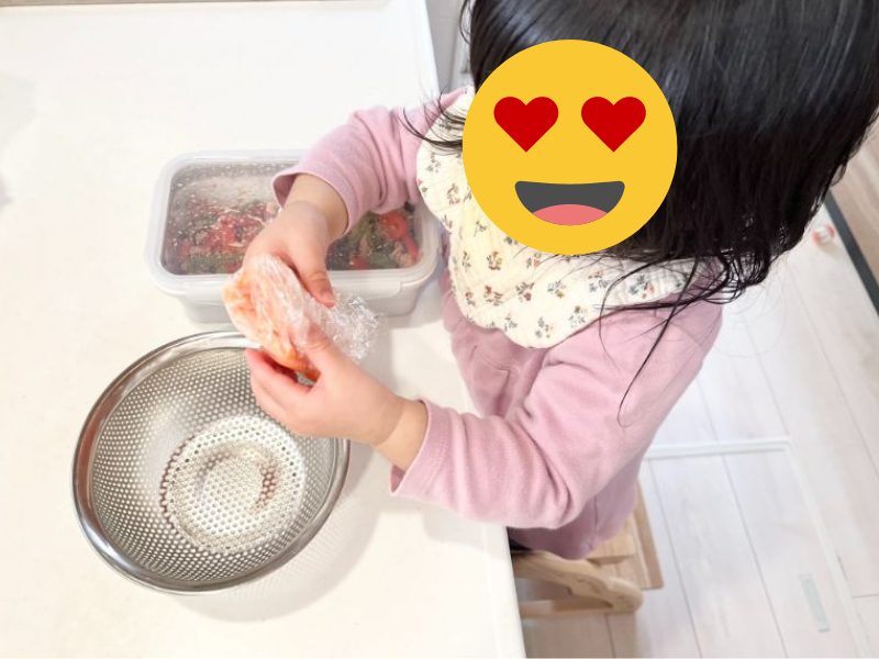 台所で作業する娘